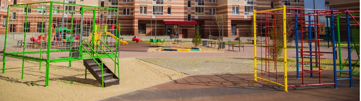 детский спортивный комплекс во дворе дома