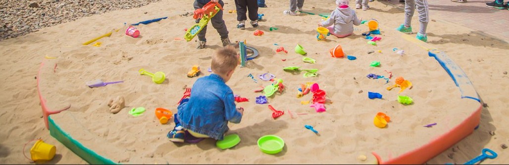 пластиковая песочница на детской площадке